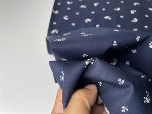 Fastvævet poplin - marine med fine hvide blomster